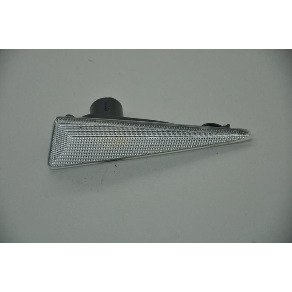 Megane II ÖN SAĞ ÇAMURLUK SİNYALİ  8200633417